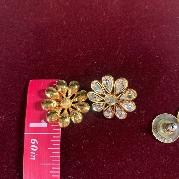 Vintage Gold tone and rhinestone floral earrings. - Picture 5 of 5